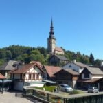A gyönyörű falu panorámája magasan álló templommal