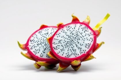 Friss sárkánygyümölcs szeletek fehér háttér előtt