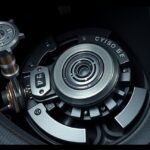 Kuplung mechanizmus részlete egy autóban, bemutatva a pedál működését.