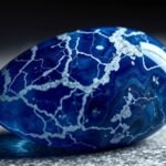 Szodalit kő, amely a belső harmóniát és a pozitív energiát szimbolizálja.