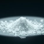 Egy gramm kokain, tükrözve a drog veszélyeit és függőségét.