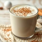 Fahéjas tej egy átlátszó pohárban, fahéjjal díszítve