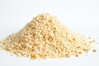 Útifűmaghéj halom, gazdag rostban és egészségügyi előnyökkel.