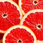 Friss grapefruit szeletek, gazdag vitaminokban és tápanyagokban.