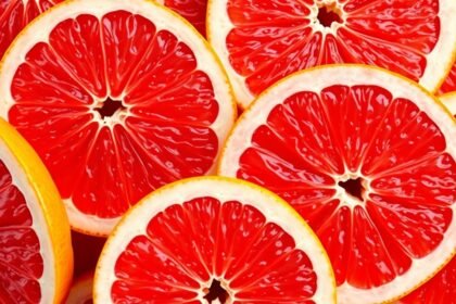 Friss grapefruit szeletek, gazdag vitaminokban és tápanyagokban.