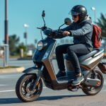 Elektromos roller városi közlekedésben, biztonsági felszereléssel.