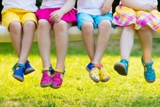 Kényelmes gyerekcipők napfényben, színes modellek a játszótéren.